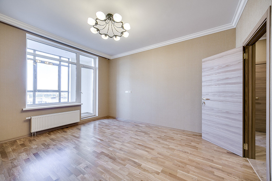 Professionell verlegter Echtholzboden in modernem Wohnraum mit Tageslicht und Stuckdecke