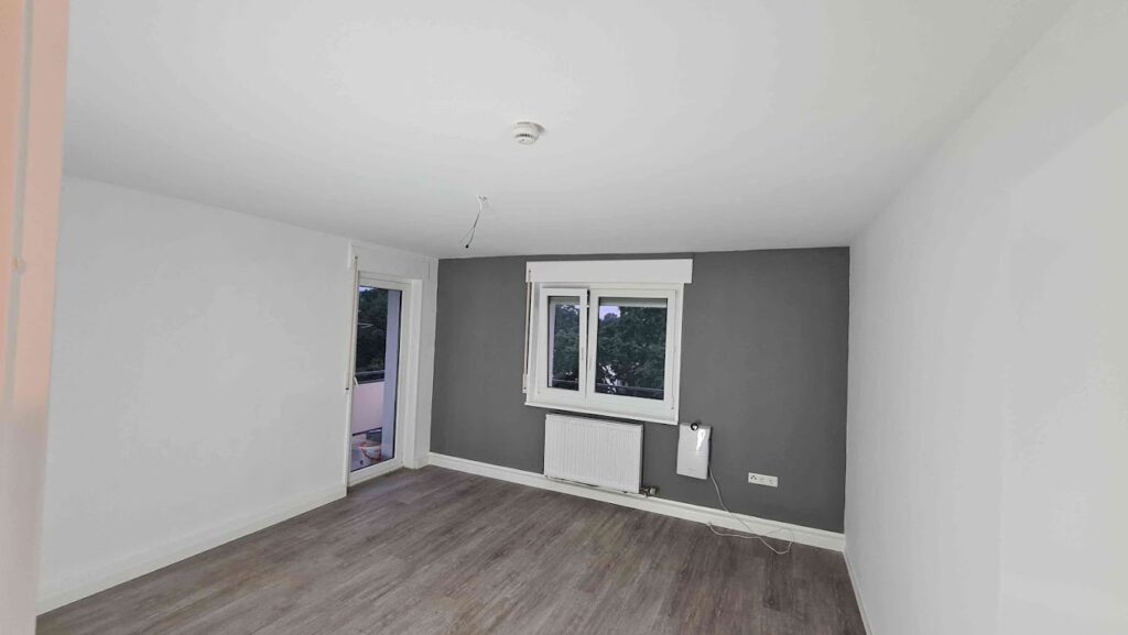 Renoviertes Zimmer mit Fensterinstallation durch Handwerker in Gernsbach
