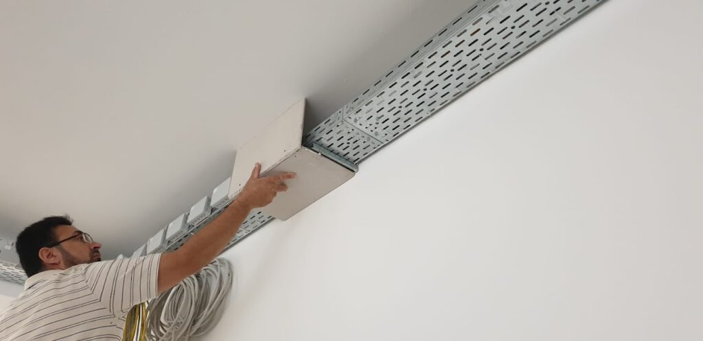 Montage von Kabelschacht an der Decke
