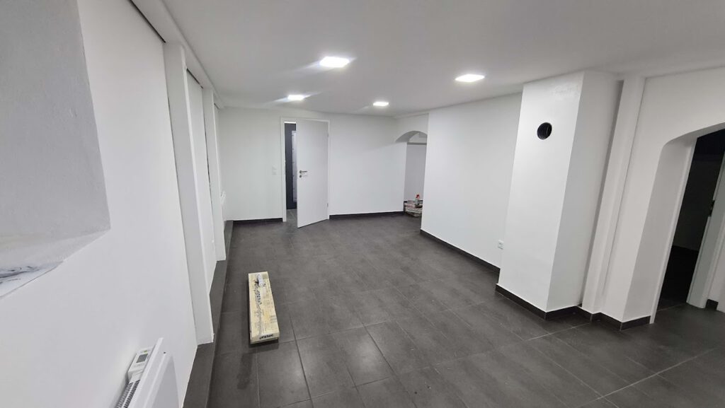 Moderner Trockenbau Raum mit Fliesenboden in Karlsruhe – frisch renovierter Innenbereich
